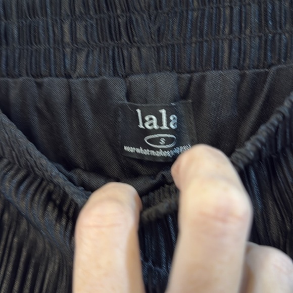 Dressed in LALA Black Wide Leg plisse pant - Picture 7 of 8